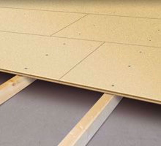 SPÅNSKIVA GOLV FORESTIA P6 22 mm paneler som skruvas på plats över golvbjälkarna under installationen.