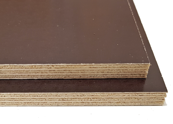 Två staplade Formplywood 12x1200x2500-ark med skiktade kanter mot en vit bakgrund.