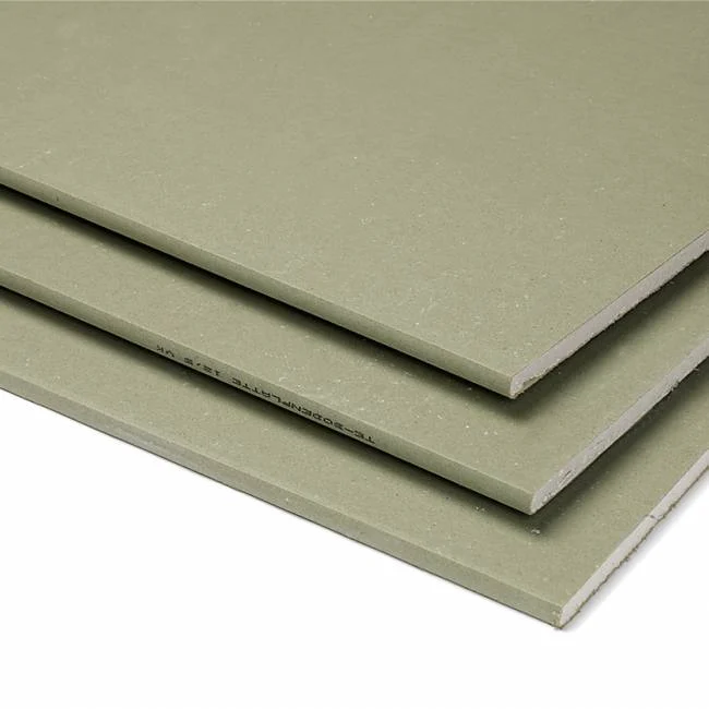 Tre staplade Gyproc GG 13 VPL gipsskivor, vy från sidan, vit bakgrund.