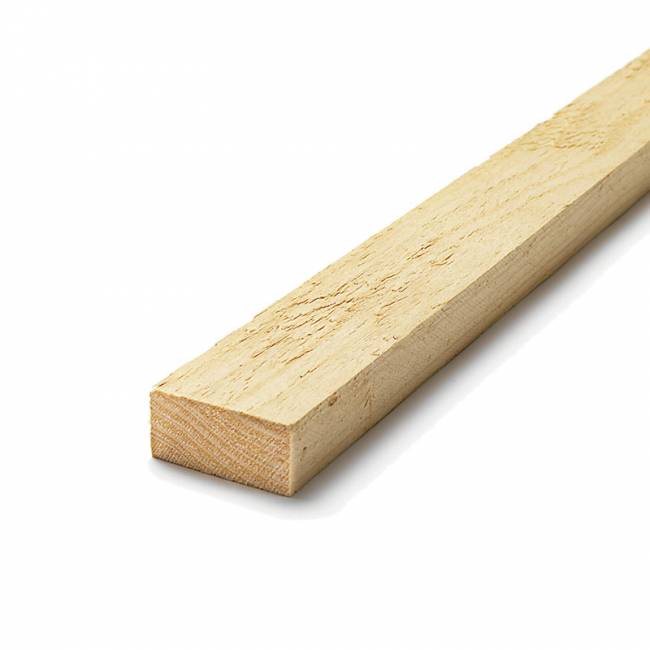 En Läkt 21*45 träplanka mot en vit bakgrund.