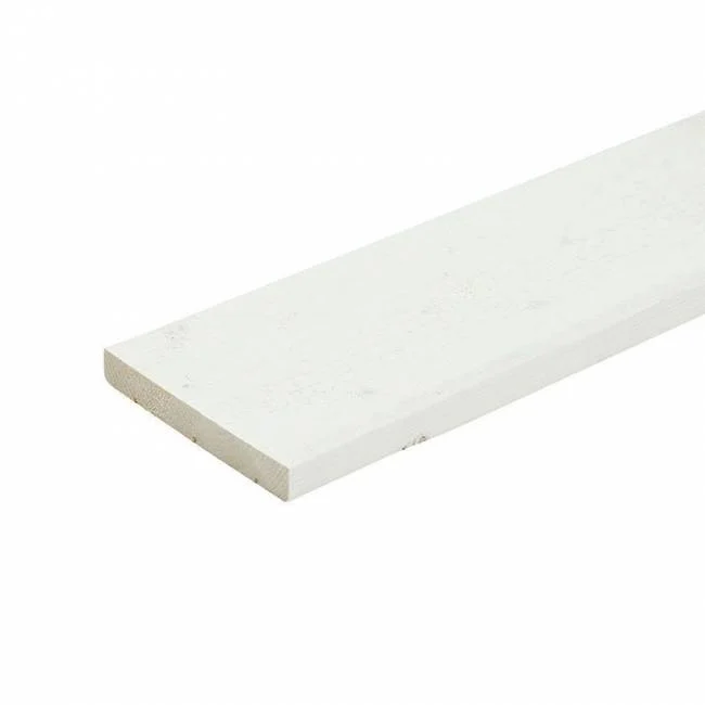 Klädselbräda 21*120, vit träskiva, på en slät vit bakgrund.