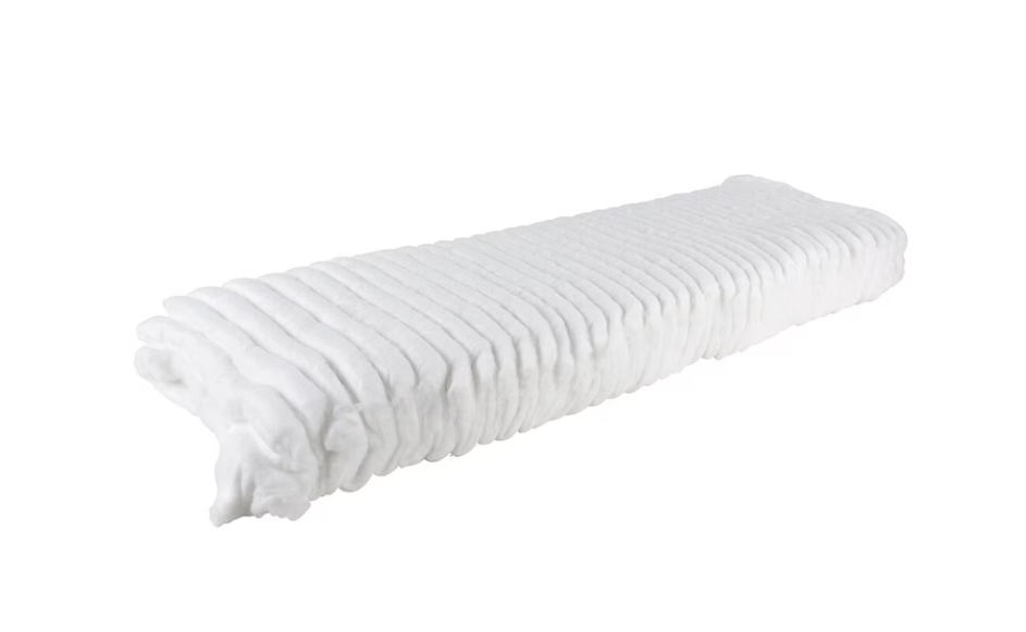 Bomull Veckad 1kg: vita, vikta engångsblöjor mot en vit bakgrund.