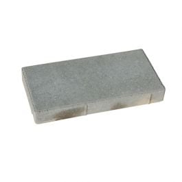 Rektangulär grå Klassiskplatta halv 200x400x40 betongplatta med något grova kanter.