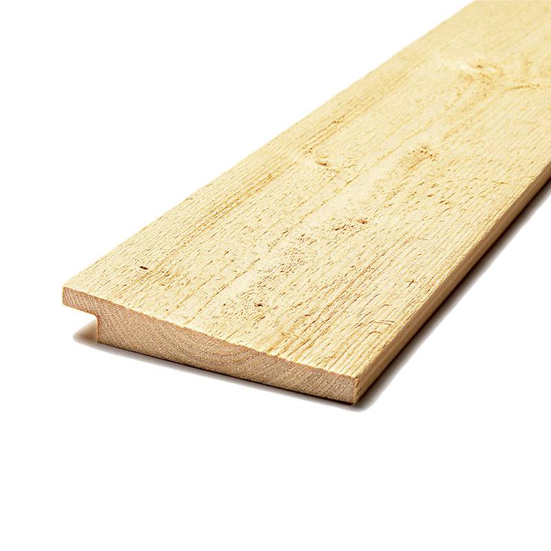 En vinklad bild av Virke Fjällpanel 20*120, en obehandlad rå träskiva, 26,45kr/m.