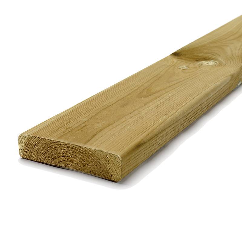 Trycktvirke 22*95 plank med böjd kant mot vit bakgrund.