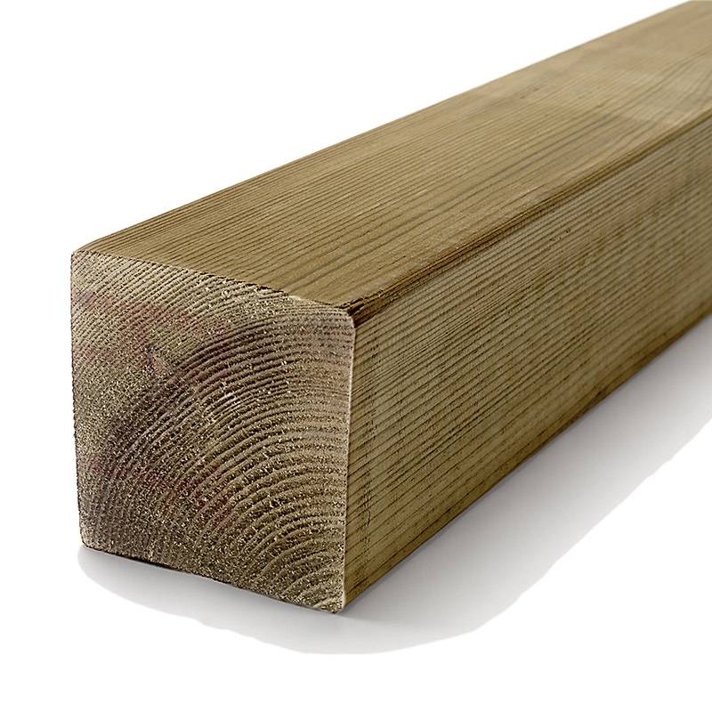 Närbild av Trycktvirke 95*95-balken med synliga korn och vinklade kanter, 74,95 kr/m.