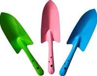 Tre Planteringspade Weibulls i grönt, rosa och blått är placerade sida vid sida.