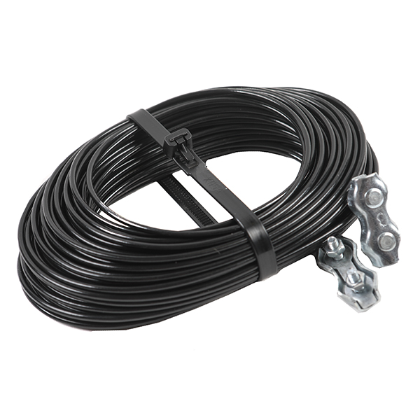Sträckvajer, plastad 2,5mm 22m svart, upprullad med två metallklämmor i ena änden.