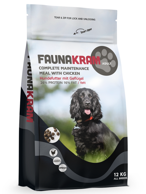 Svart hund på ett Faunakram 12 kg komplett underhållsmåltid med kycklingpåse för alla raser.