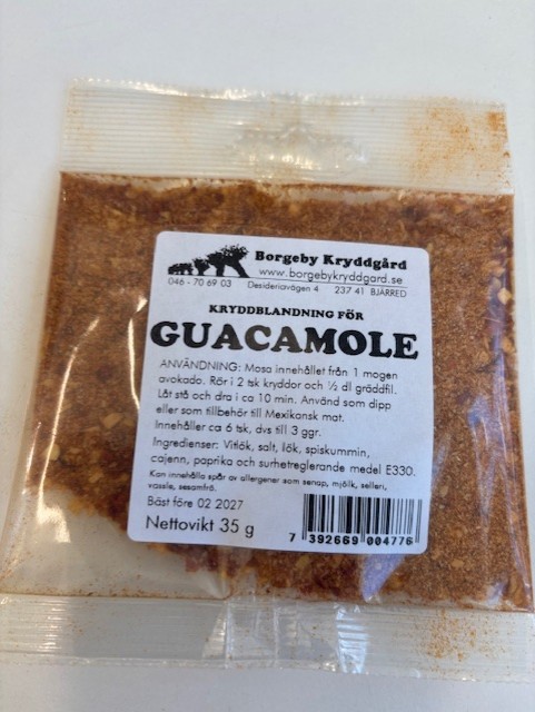 En genomskinlig förpackning med 35 g Guacamole kryddmix med vit svensk etikett.