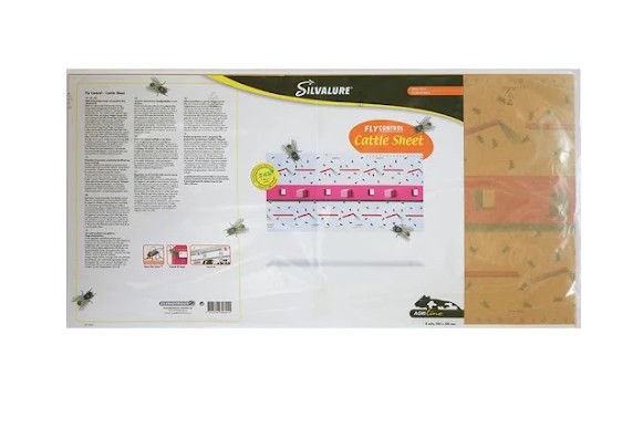 Ett paket Flugpapper stallet 3D 8st/fp flugbekämpningsark med flugor på förpackningen.