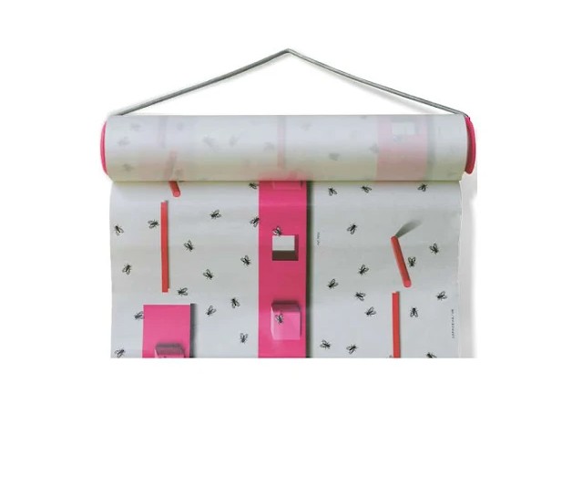 Flugpapper Fly Roll XL 9x0,3m fångar flugor; visas hängande på en vägg med en tråd.