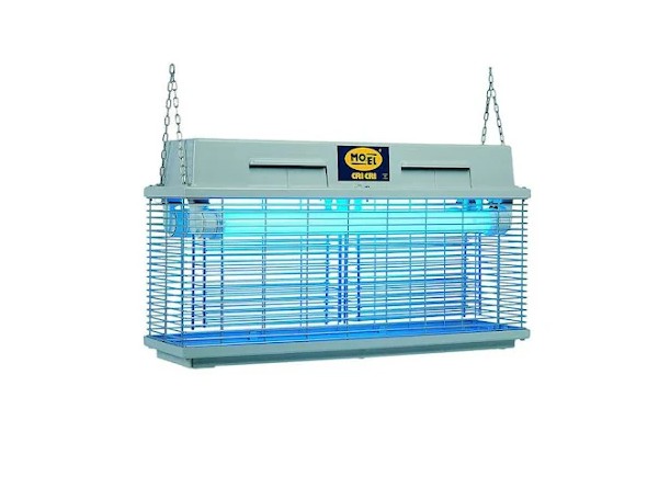 Elflugfångare MO-EL Heavy Duty 308A med blått ljus, hängande i två kedjor.