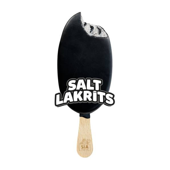 Saltlakrits svart glassbar med en bit uttagen på en träpinne.