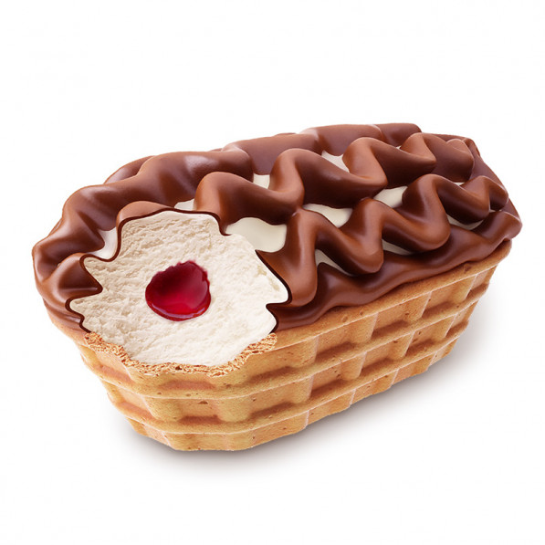 Glassbåt: Våffelstrut med grädde, chokladtopping och körsbärsfyllning inuti.