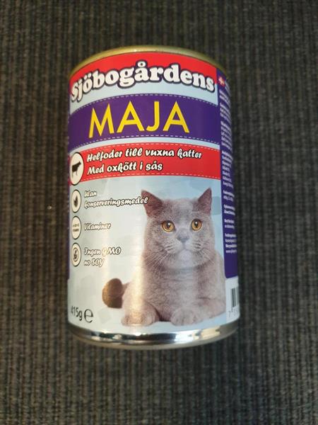 En burk av Sjöbogårdens MAJA kattmat med en bild av en grå katt på etiketten.