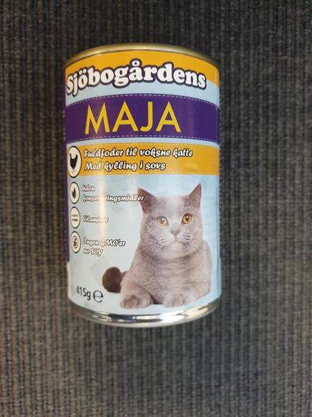 Burk med Sjöbogårdens Maja kattmat med bild av en grå katt på gul och blå etikett.