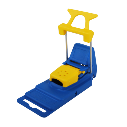 MUSFÄLLA MJÖLNER: Blågul råttfälla i plast med öppen beteskammare och utlösare.