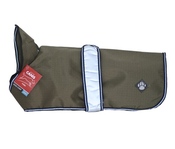 Olivgrön hundkappa med vit kant och tasslogotyp på sidan.