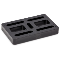 PALLNINGSBRICKA 10MM SVART SB 8: Svart rektangulär metallvikt med slitsar och ett hörnhål.