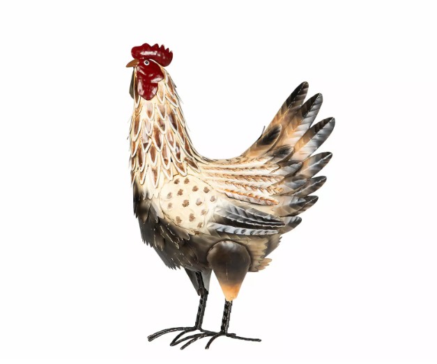 Höna Metall Beige/Brun tuppskulptur med detaljerade fjädrar mot vit bakgrund.