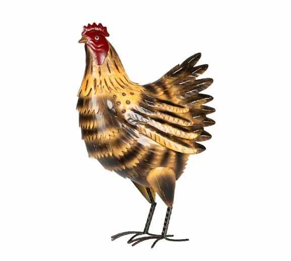 Beige och grön metallisk Höna-skulptur av en kyckling som står upprätt på tunna ben.