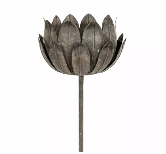 Marschallhållare Blom Metall, 24x24x96cm, blomskulptur i metall med skiktade lotusliknande kronblad.