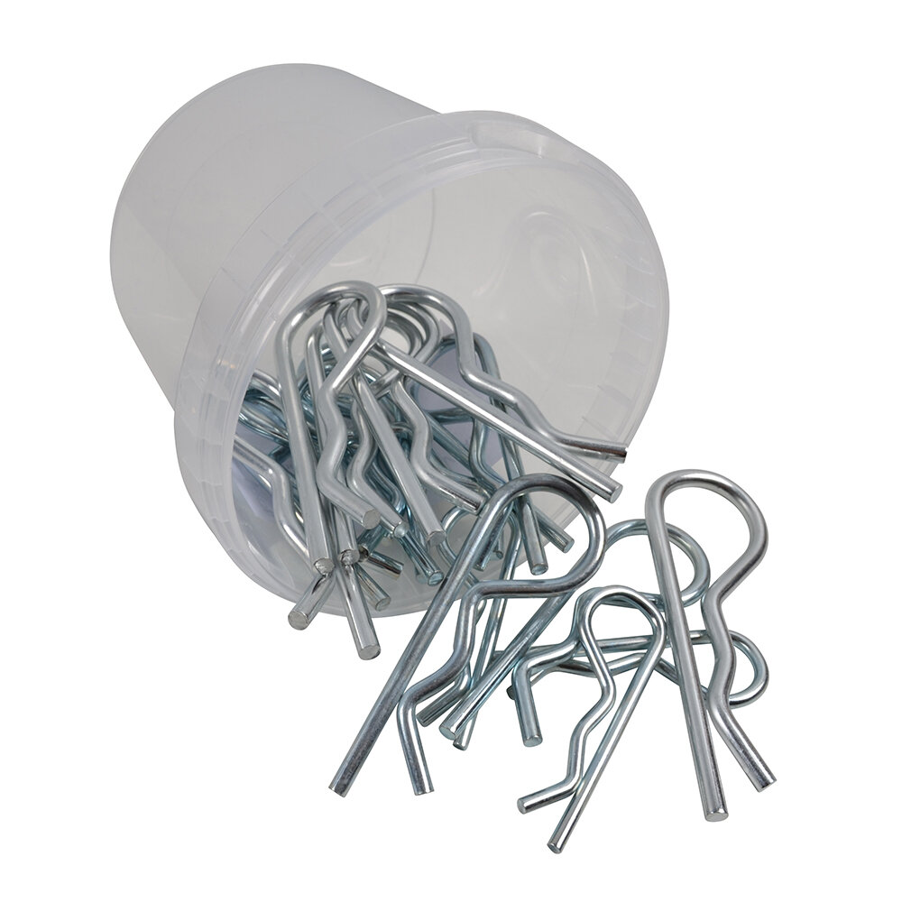 En plastbehållare välte och Sortiment av fjädersprintar 40st/fp spilldes ut på en vit yta.