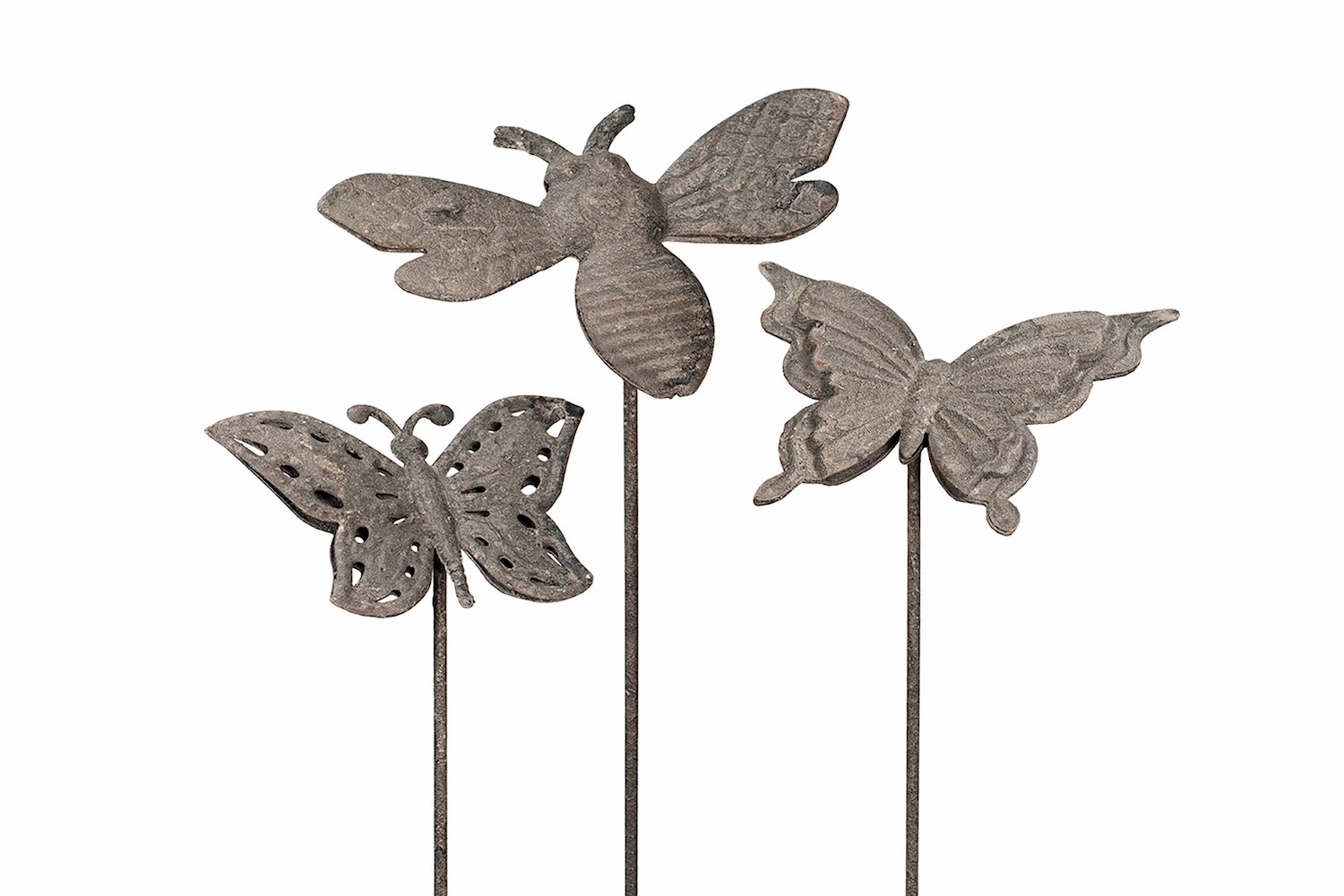 Three Stick Trädgård Fjäril trädgårdsstolpar formade som fjärilar, på tunna stavar.