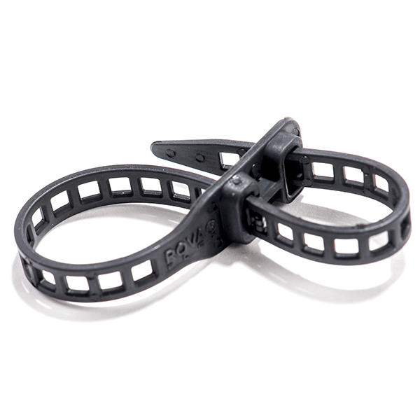 SOFTBINDER 7/180 MM, SVART 4p: Justerbar rem i svart plast med fyrkantiga hål och en ögla.