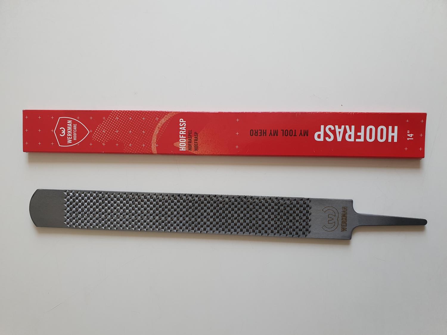 En Werkman Rasp i svart med röd förpackning märkt HOOFRASP på en vit bakgrund.