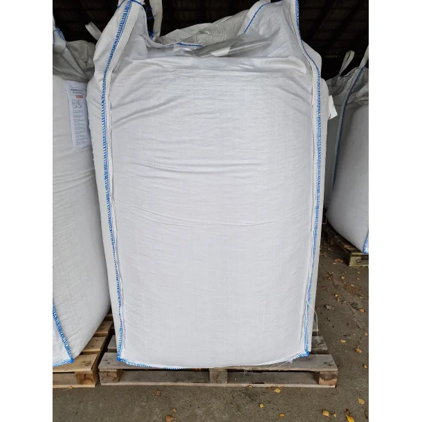 Fågelfors Big bag 1000 kg 8mm med blå sömmar står på en pall i ett lager.