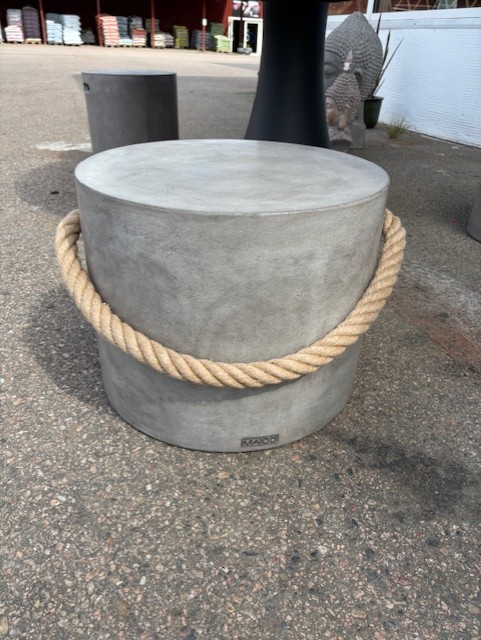 Betong sidobord Marina H 36 D 46 med tjockt rephandtag på en asfalterad utomhusyta.