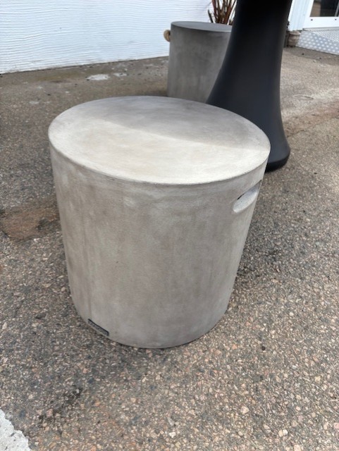 Betong pall H 40 D 40, rund och grå, står på en strukturerad utomhusyta.