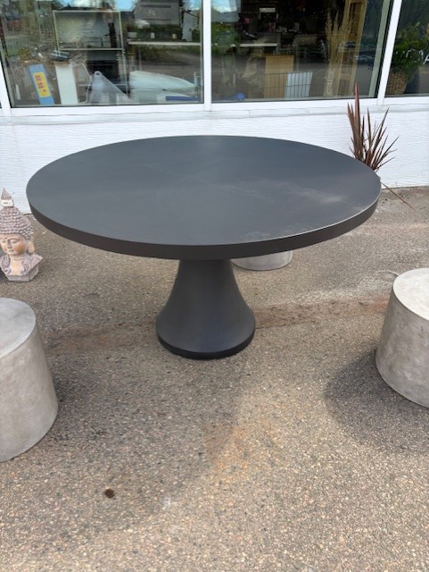 Betong bord H 75 Dia 130, vikt 109kg, utomhus med två cylindriska betongstolar.