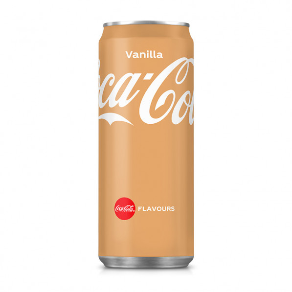 Hög burk Vanilla Coca-Cola med ljusbeige etikett och vit text mot vit bakgrund.