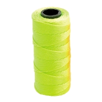 En rulle MURARSNÖRE 120M neongrönt garn av polyester stående mot en vit bakgrund.