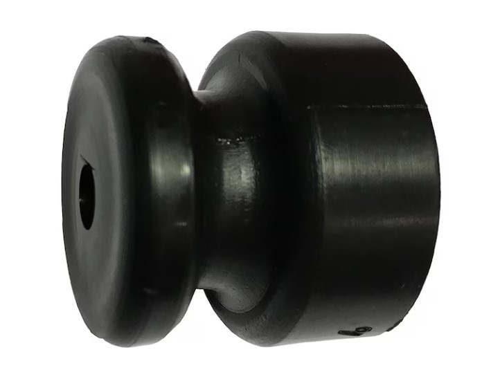 En Knoppisolator + 100 st/fp, svart gummicylinder med utsvängd mitt, sedd från en vinkel.