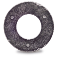 BRICKA BRB 8,4X16X1,5 FZV SB: Rund metallbricka med ett stort centrumhål och tre fördjupningar.