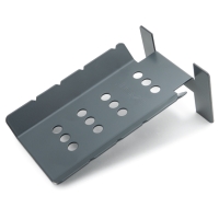 SKRUVMALL DECK MATE V2 SNABB: Grått metallfäste med hål och vinklade ändar för montering.