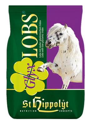 En grön påse med St. Hippolyt Glyx Lobs hästfoder med en vit ponny på framsidan.