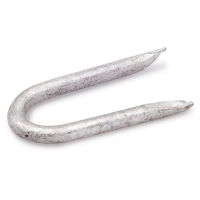 Närbild av en enda KRAMPA 1,75X19 FZV SB U-formad stängselklammer i metall.