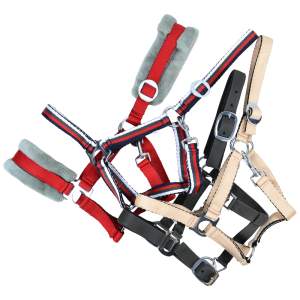 Tre GRIMMA I TEXTIL grimmor i olika färger, vadderade, överlappande på vit botten.