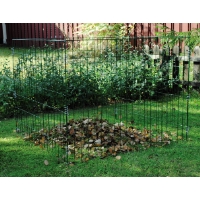 En KOMPOSTGALLER GRÖN JOWEMA fylld med löv sitter på grönt gräs i en trädgård.