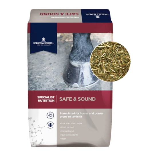 Påse med D&H Safe & Sound - 18 kg hästfoder med närbild av hästhov och foder.