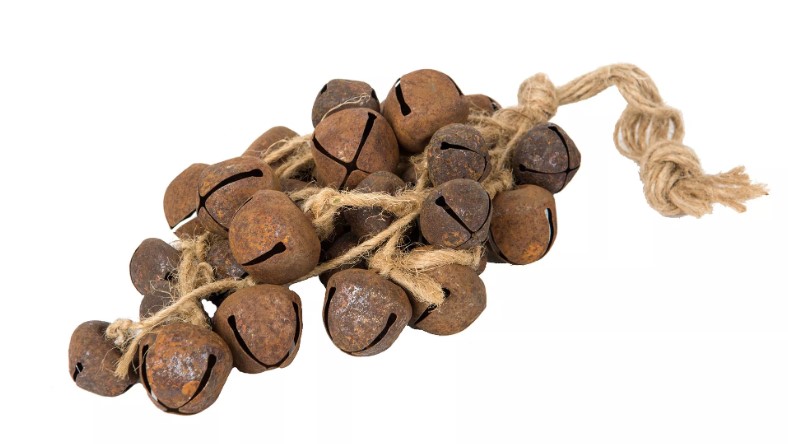 Bjällerknippe Rost 33cm: en rostig bjällerknippe bunt bunden med garn på vit bakgrund.