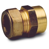 Mässingskoppling för kompressionsrör mot en vit bakgrund.