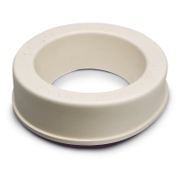 Beige plastring med ett brett hål i mitten, som liknar en tjock, rund bricka.