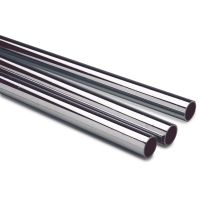 Tre blanka metallrör som ligger parallellt mot en vit bakgrund.