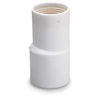 Vit rörkoppling av plast med gängad insida, stående vertikalt mot en vit bakgrund.